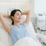 脇汗（多汗症）のボトックス治療を受ける女性