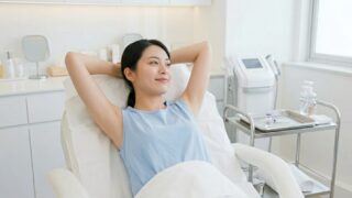 脇汗（多汗症）のボトックス治療を受ける女性