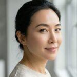 エラボトックスの効果でスッキリした小顔のフェイスラインと明るい笑顔の女性